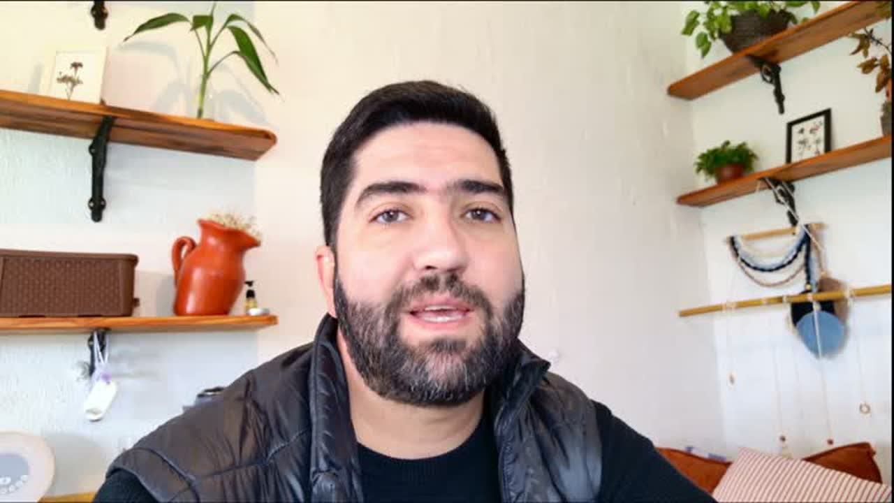 Quadro cru da gravação, com a pessoa falando e o fundo da sala