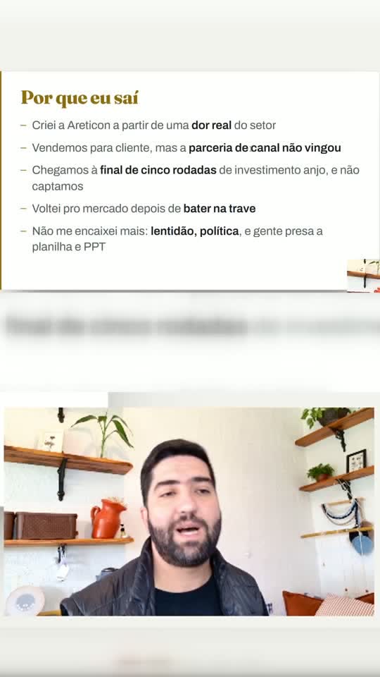 O mesmo momento em formato vertical, com o slide grande em cima e a pessoa embaixo